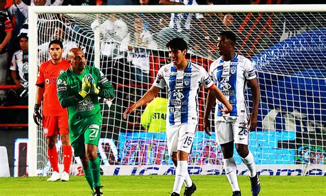 Óscar Pérez defendiendo la portería del Pachuca