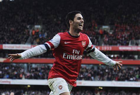 Mikel Arteta dirigiendo al Arsenal