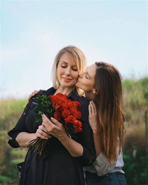Alina Boz junto a su madre Olga