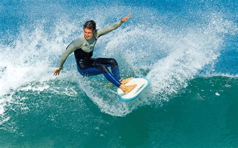 Alina Boz practicando surf en una playa