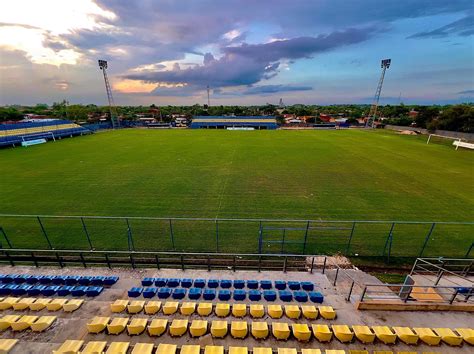 Estadio paraguayo durante partido de Primera División