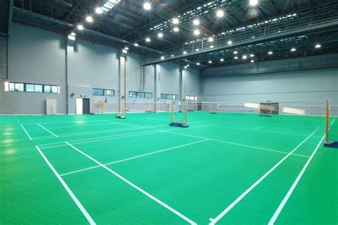 Cancha exterior de bádminton iluminada