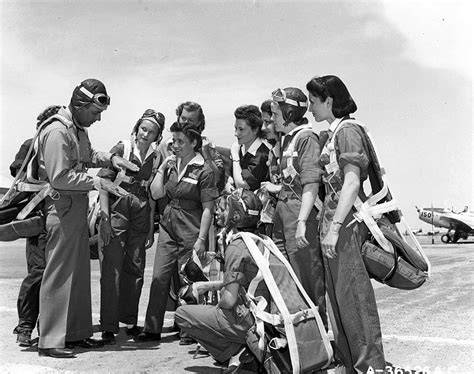 Mujeres piloto de las WASP junto a un avión