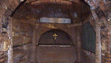 Ambiente de catacumba histórica y misteriosa