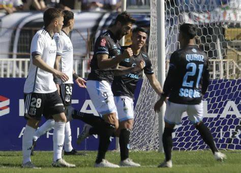 Joaquín Larrivey celebra gol con Magallanes