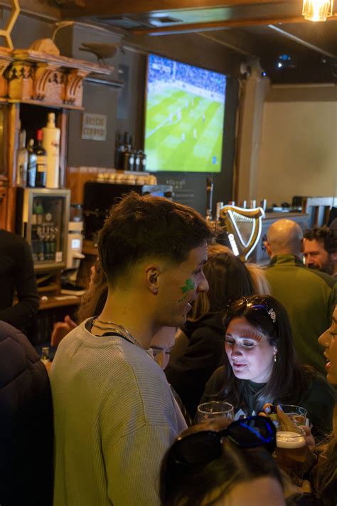 Bar deportivo con pantallas transmitiendo fútbol