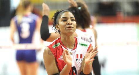 Carla Rueda jugando vóley por Perú