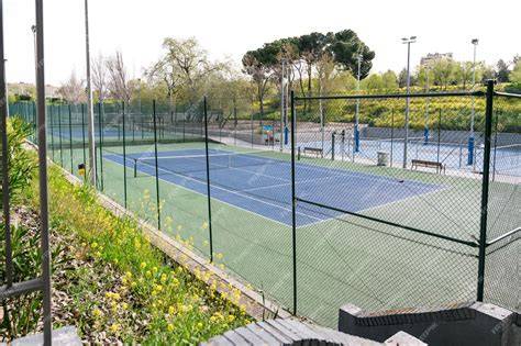 Complejo deportivo con canchas de tenis