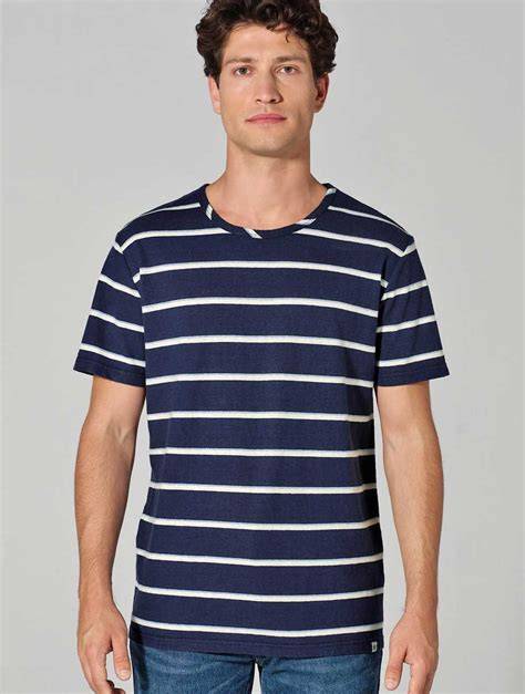 hombre con camiseta de rayas y vaqueros