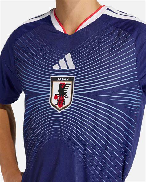 detalle camiseta fútbol Japón escudo Adidas