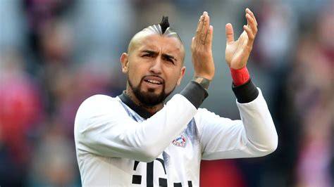 Joven iraquí imitando a Arturo Vidal