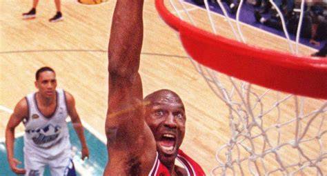 Michael Jordan realizando un mate en la NBA