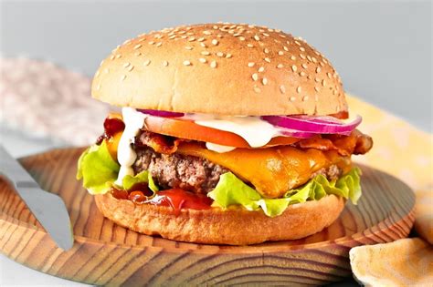 Hamburguesa clásica con queso y vegetales