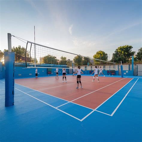 Jugadores de voleibol en complejo deportivo naval