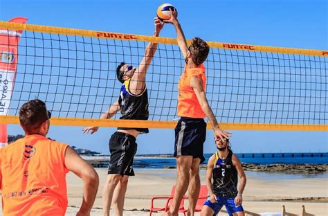 jugador masculino de voleibol playa con gorra
