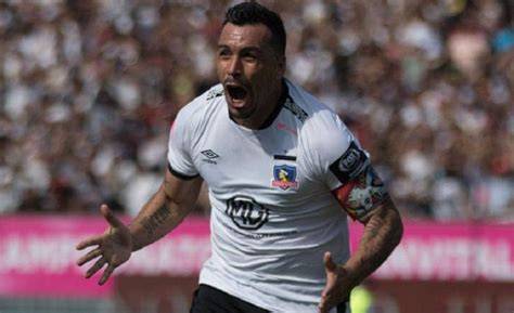 Esteban Paredes celebra récord de goles