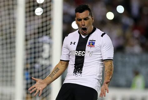 Esteban Paredes remata al arco