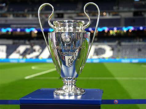 Trofeo de la Champions League y clubes finalistas