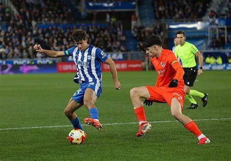 delantero protege balón defensor fútbol