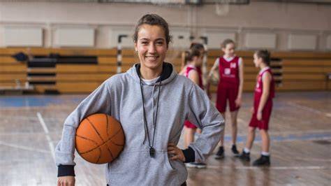 Entrenador de básquet dirigiendo entrenamiento