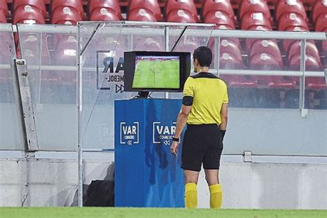 Árbitro revisando jugada en pantalla VAR