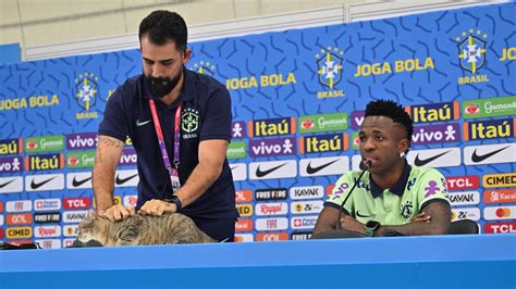 Futbolista respondiendo preguntas en conferencia