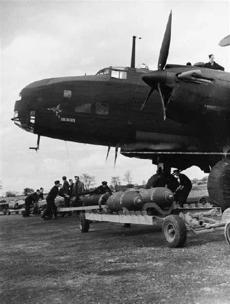 Bombardero Halifax sobre el Ruhr