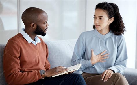 Personas conversando sobre salud mental