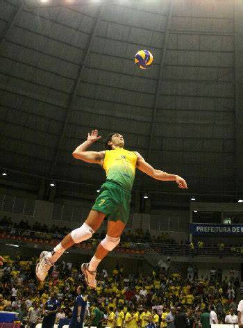Giba rematando con la selección brasileña