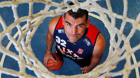 Patricio Briones jugando básquetbol