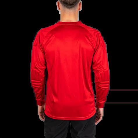 camiseta roja de portero en cancha