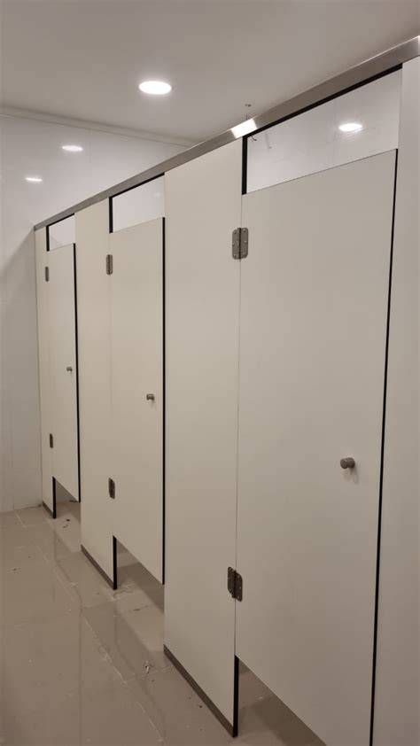 Divisiones fenólicas en baño público