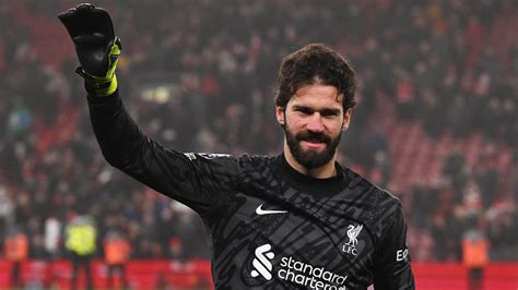 Alisson Becker durante su presentación en Liverpool