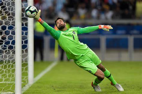 Alisson atajando para Brasil ante Bélgica