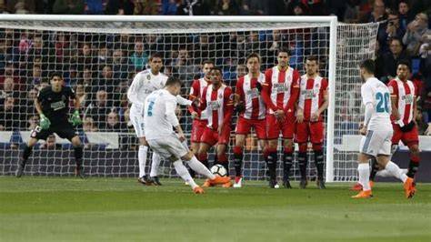 Jugador lanzando tiro libre ante barrera