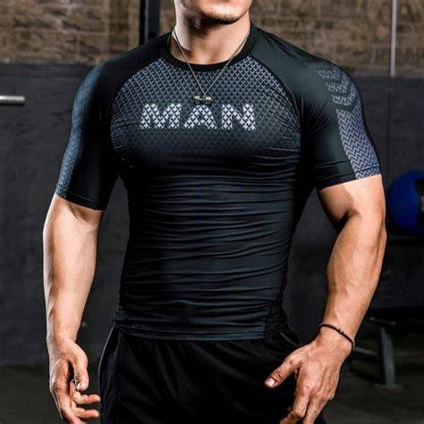 Hombre con camiseta de compresión corriendo