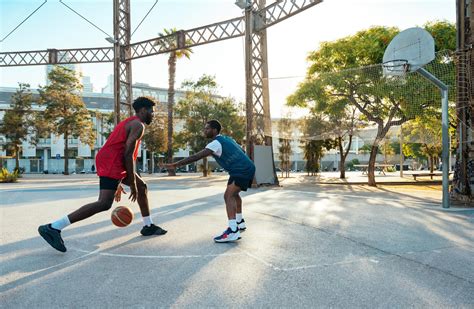 Jugadores entrenando básquetbol en cancha