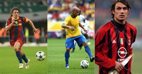 jóvenes defensas en campo de fútbol