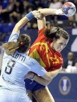 Jugador de handball realizando una finta