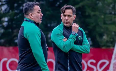 Arturo Sanhueza dirigiendo a Deportes Temuco