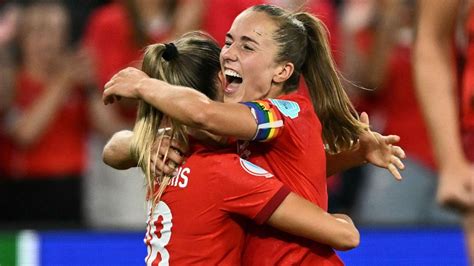 Lia Wälti con el brazalete de capitana