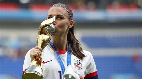 Alex Morgan recibe premio Concacaf 2022