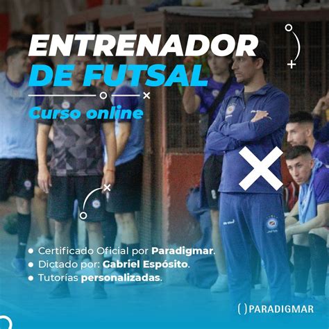 Entrenador de futsal dirigiendo sesión
