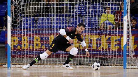 Portero de futsal realizando blocaje