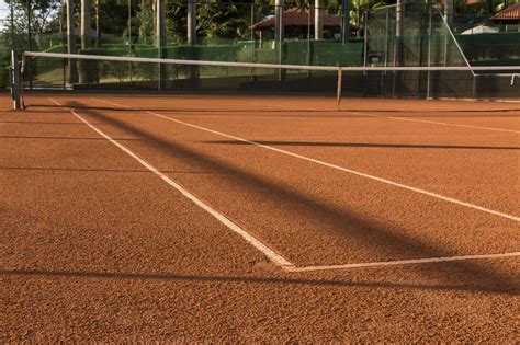 Cancha de tenis de arcilla frente al mar