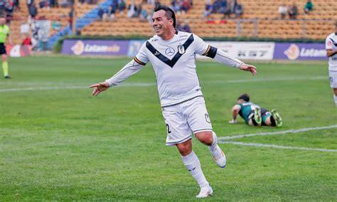 Esteban Paredes marca gol ante Unión Española