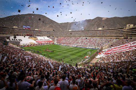 Estadio Monumental lleno durante partido