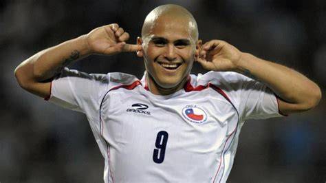 Humberto Suazo celebrando un gol