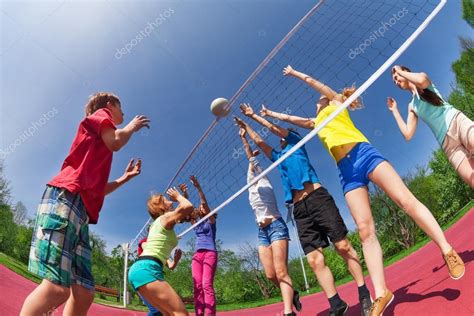 adolescentes jugando voleibol en equipo