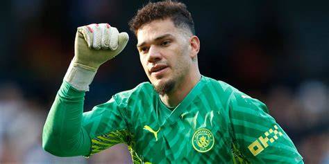 Ederson Moraes atajando para Manchester City